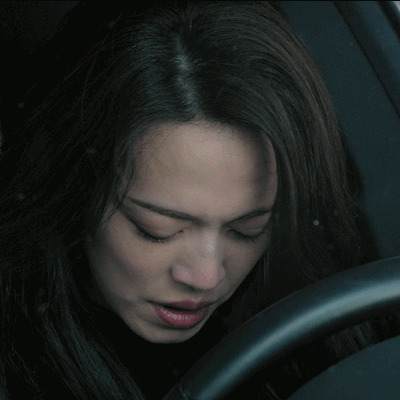 坐在车里哭泣流泪的女孩GIF图片