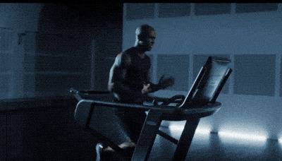 一位黑人在跑步机上疯狂的运动GIF图片