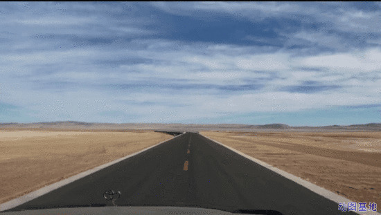 在青藏高原的公路上开车GIF图片