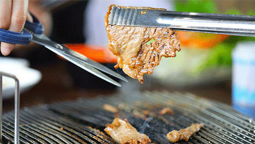 剪刀剪烤牛肉GIF图片