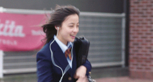 穿着校服的校花背着书包奔跑gif图片