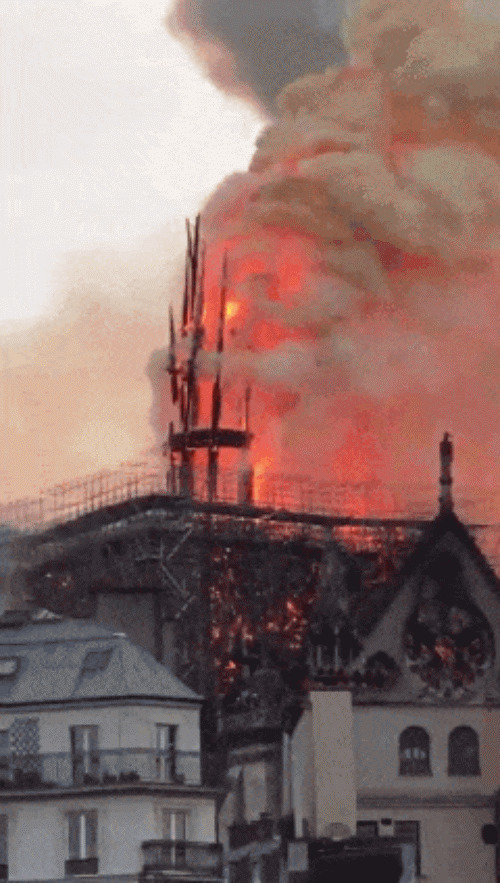 烧毁的圣母院GIF图片