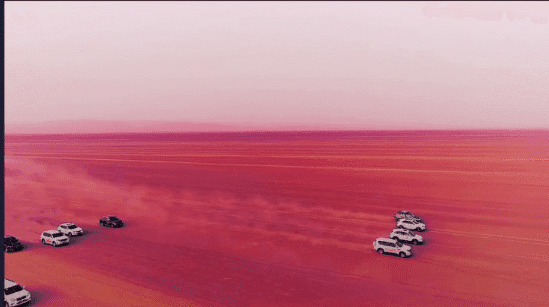 几辆越野车在红色的沙漠上狂奔gif图片
