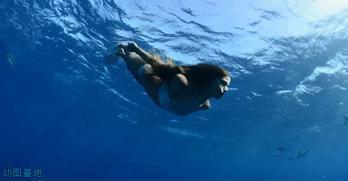 海底潜水的女人GIF图片