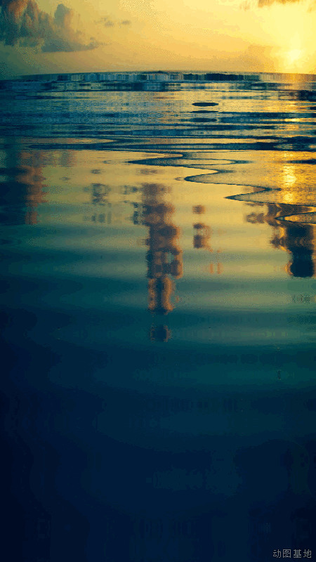微波荡漾的湖面GIF图片