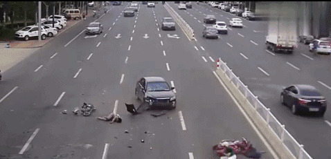 惨烈的车祸GIF图片