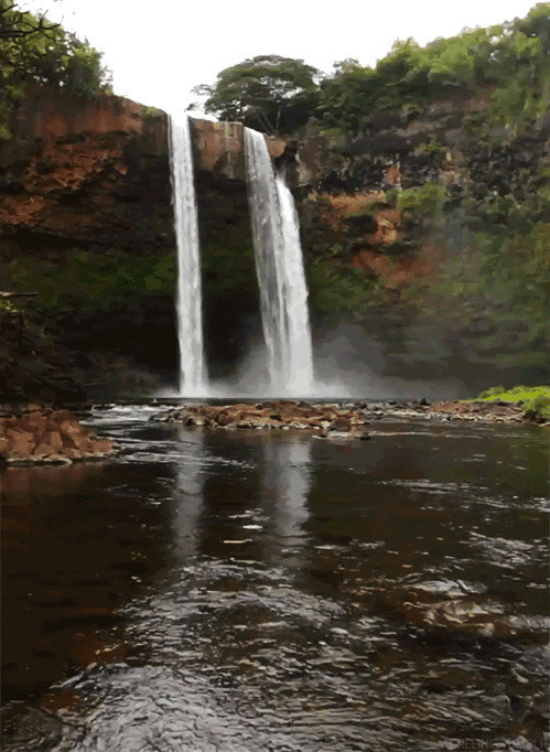瀑布汇成溪流GIF图片