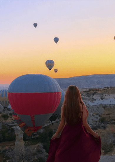 浪漫女人奔向热气球gif图