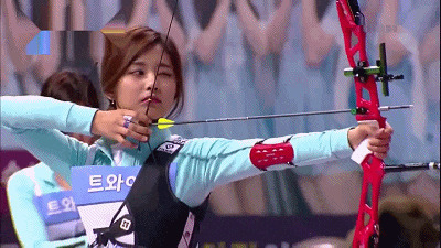 韩国美女瞄准射箭闪图