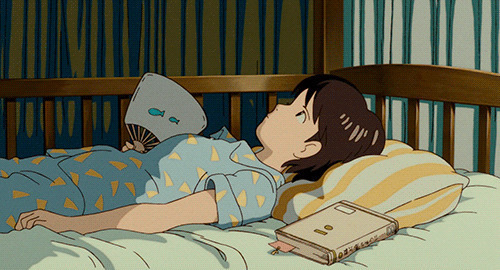 卡通小女孩睡觉扇扇子gif图片
