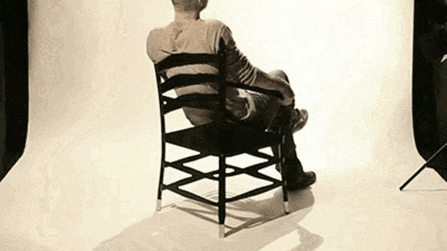 坐凳子翘二郎腿GIF图片