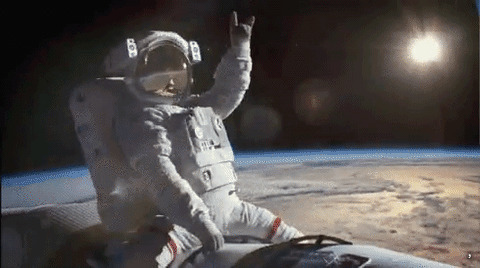 宇航员坐在导弹上登月gif图片