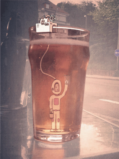 啤酒杯里的影像人物GIF图片