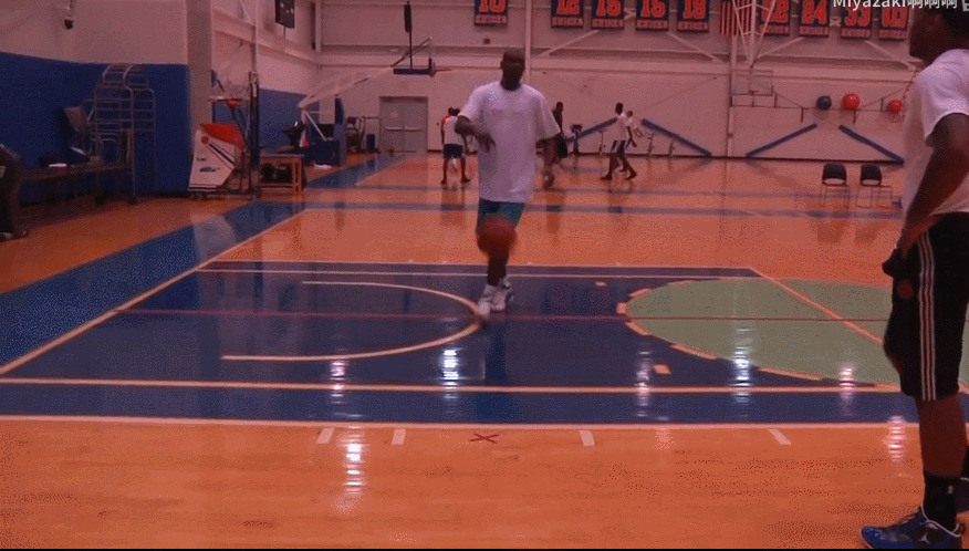 黑人在室内篮球场打篮球gif图片