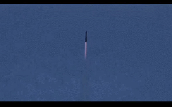 导弹喷射出一团烈焰从发射塔上拔地而起，直刺苍穹gif图片