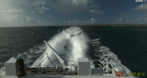 轮船行驶过海面GIF动态图