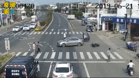 骑电车闯红灯过马路发生车祸gif图片