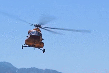 一架直升飞机不停的在空中盘旋gif图片