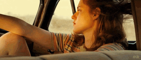 英国少女浪漫的坐在车里面兜风gif图片