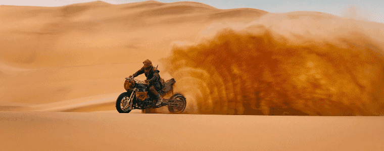 在大沙漠里骑摩托引起了一层沙土gif图片