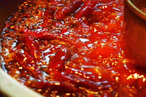 美味的火锅上面漂浮在一层红辣椒gif图片