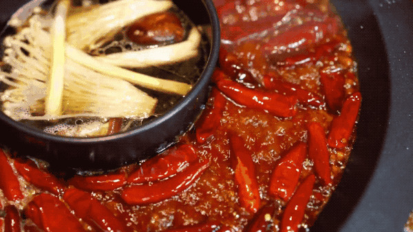麻辣火锅上面一层红红的辣椒啊gif图片