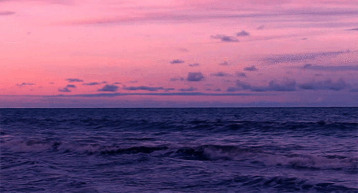 夕阳下翻滚的海浪动态图片
