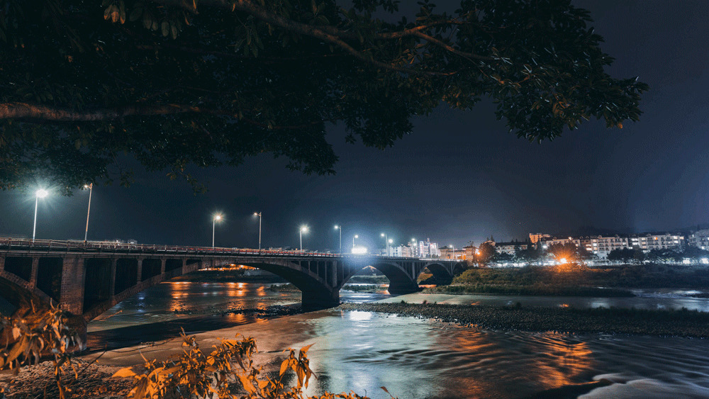 桥下的小溪流夜景动态图片