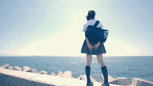 美丽的校花穿着短裙在海边散步gif图片