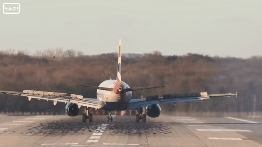 大客机降落机场动态图片