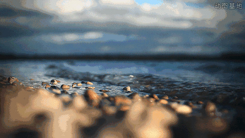 海边的浪花不停的拍打着岸边的石头gif图片
