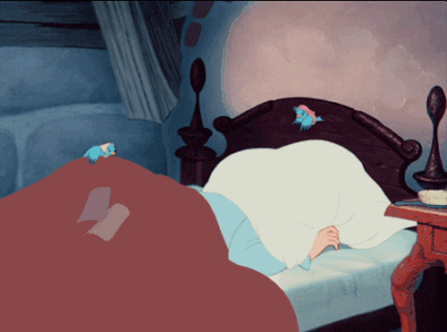 卡通小女孩拿枕头捂着头睡觉gif图片