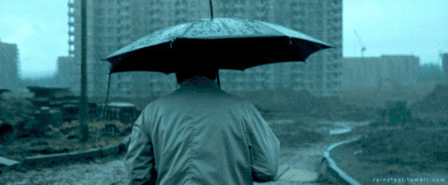 心酸的男人在雨中独自打伞gif图片