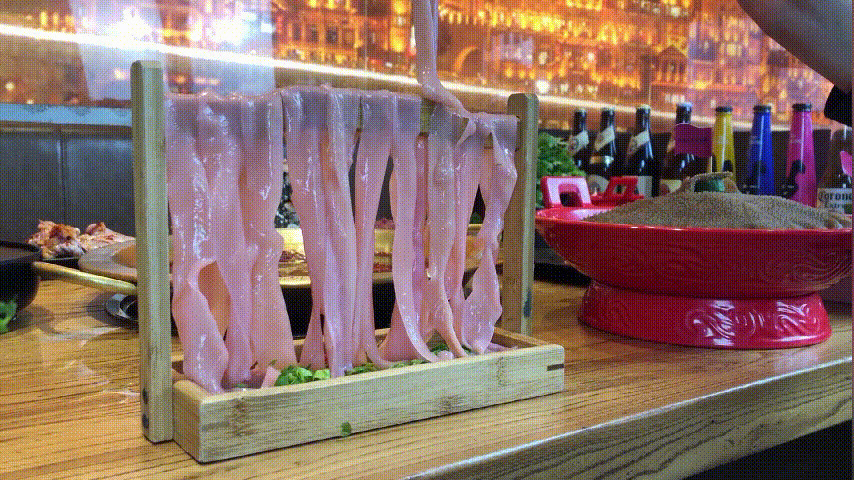 猪肉涨价了 马上火锅都不敢吃了啊GIF图片