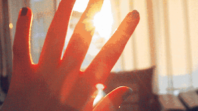 穿过手指的阳光动态图片