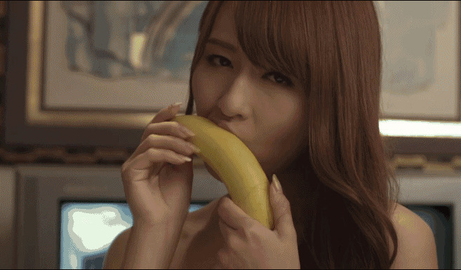 日本女人吃香蕉你想到了什么gif图片