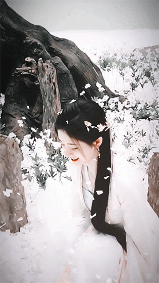 美丽的女孩自拍制造雪景gif图片
